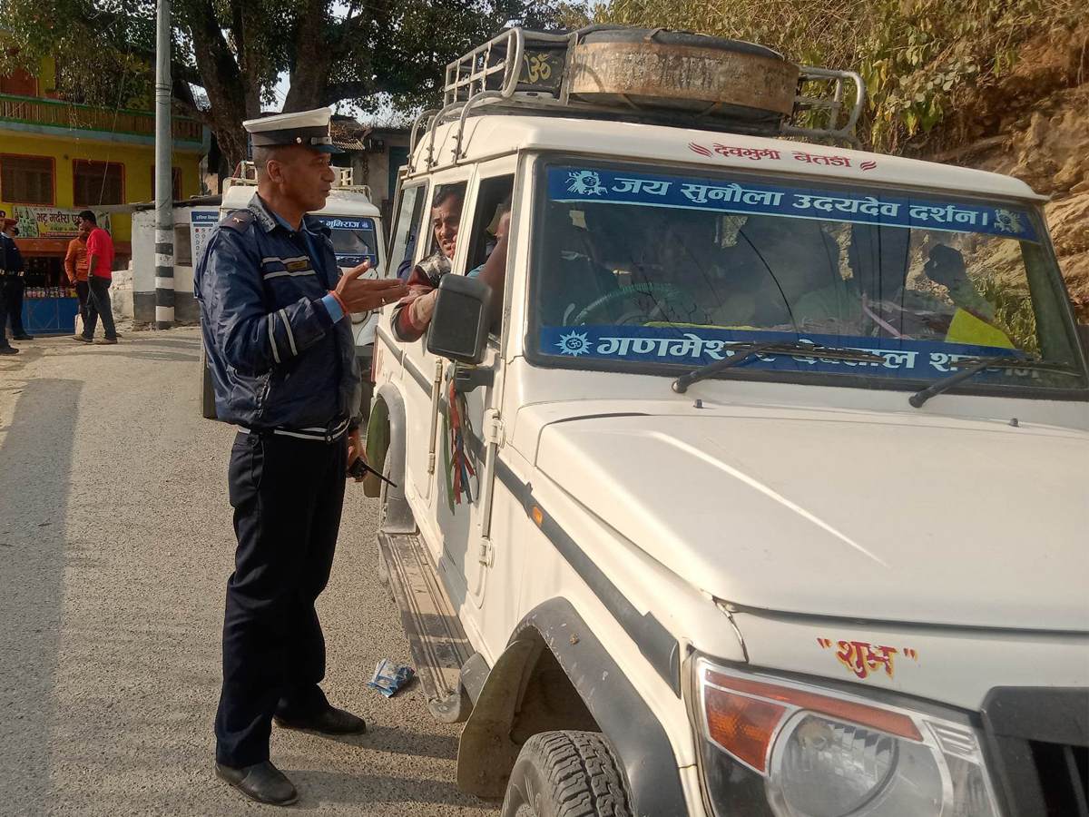बैतडीमा ट्राफिक नियम उल्लंघन गर्ने सवारीसाधनबाट १२ लाख बढी जरीवाना असुल